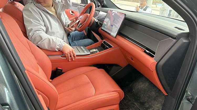 冰箱沙发彩电配齐，动力表现亮眼，比亚迪唐L实车到店，即将上市