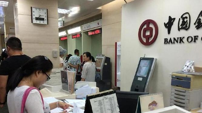 活久见！银行收手续费只认现金，四万块储户被叫去买辣条找零，结局舒适了！