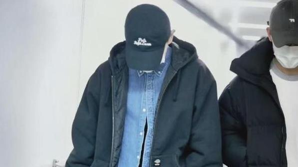 32岁邓伦露面大变样，夹克配牛仔简约朴素，颜值回巅峰帅到认不出