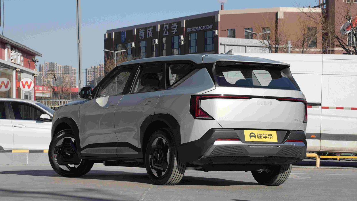 15万买电动车送充电桩，起亚EV5销量却不如大众ID.4，问题出在哪