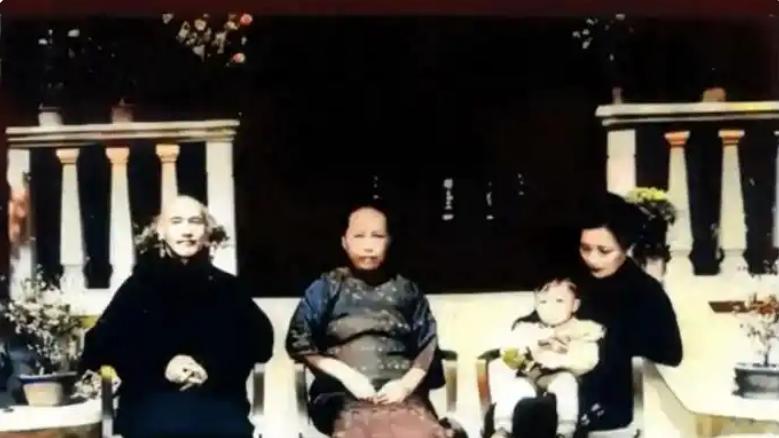 蒋介石与宋美龄结婚前，公开就已经有三名妻妾，其中一人死于轰炸