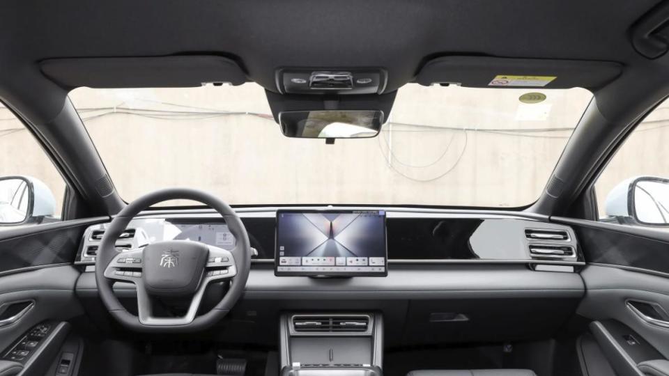 比亚迪新车再升级！26款秦L DM-i上市，限时9.28万起，油耗2.79L