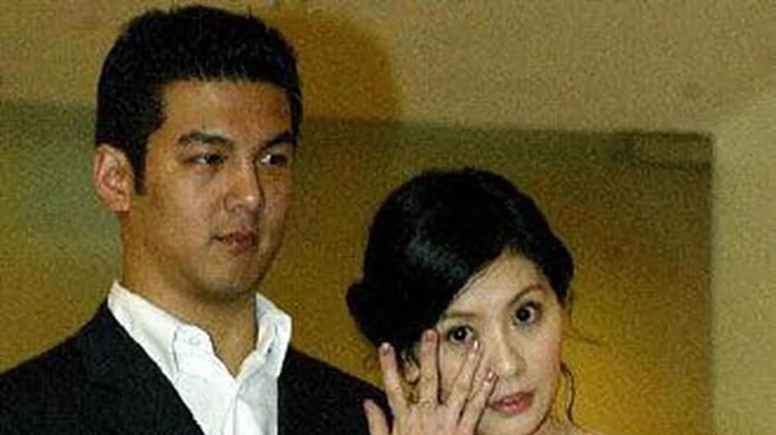 贾静雯前夫过生日，梧桐妹靓丽出席亲爸宴会，被继母搂腰像一家人！