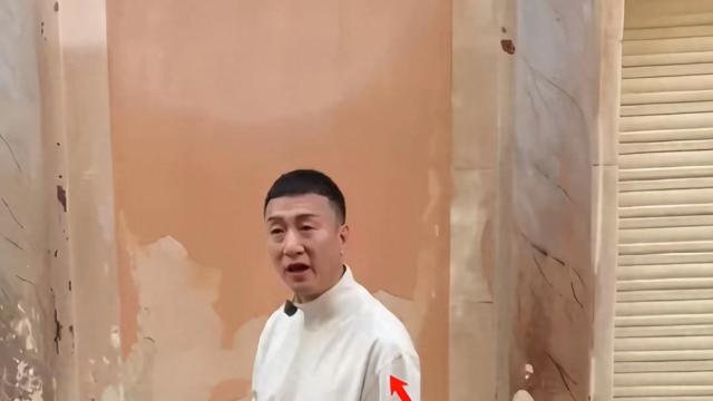 54岁孙红雷西班牙被偶遇，穿红色裤衩身材五五分，脸皮松垮瘦很多