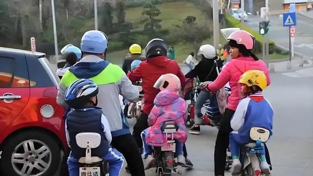 电动四轮车不能上路后，多个接娃替代品来了！车主：这下不怕查了