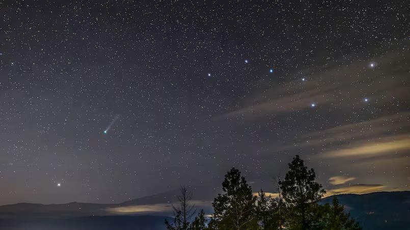 月亮越暗，彗星越亮？今夜是观测它的最后机会