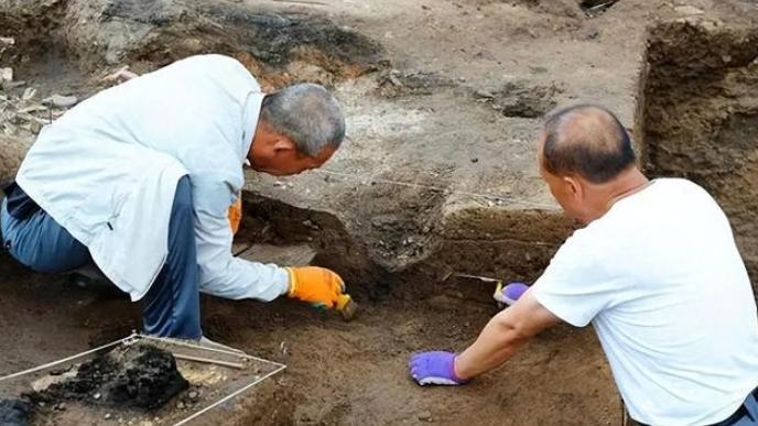 85年四川挖出张飞墓，丈八蛇矛千年不朽，专家：我们误会了1800年