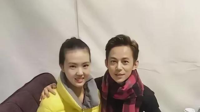何炅与神秘美女亲密同框，网友热议其惊艳大长腿