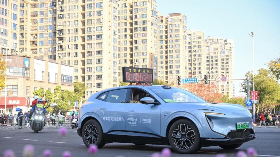 赛事官方唯一指定用车！阿维塔全程护航神行2025宁德马拉松 N PLUS模式持续创新携手宁德时代深化