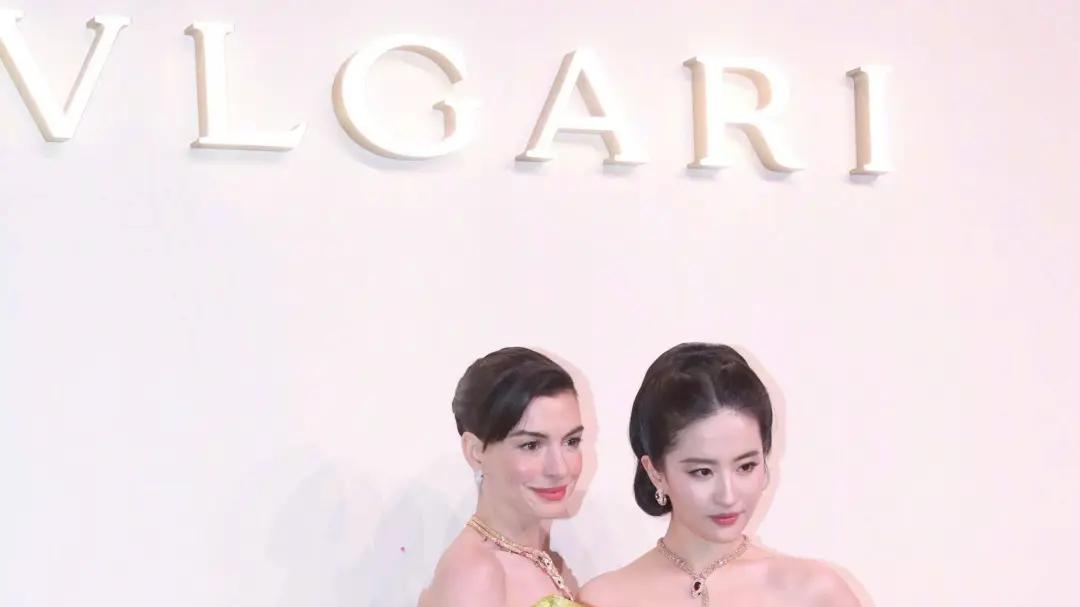 刘亦菲与安妮海瑟薇两位顶级神颜再同框，东方古典与西方时尚的美学碰撞！