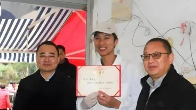老人用假币吃9年“霸王餐”，去世后餐馆老板痛哭不已……