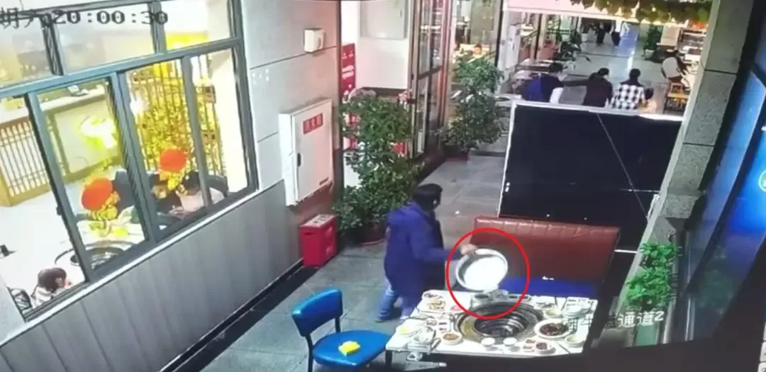 吃饭逃单还顺走锅，是什么“路数”？