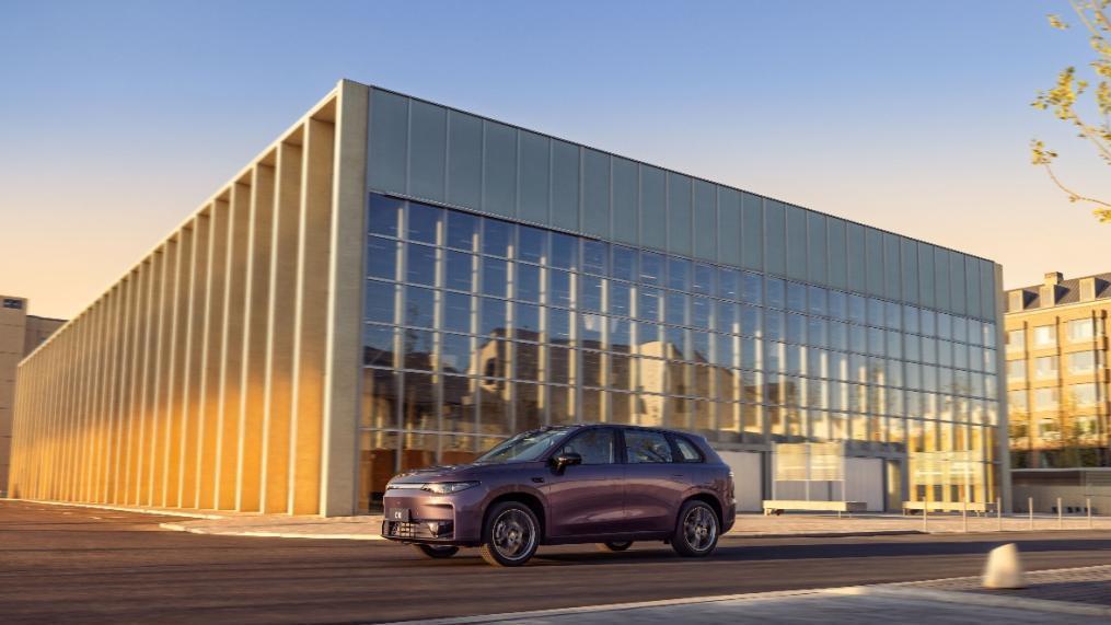 零跑C10与特斯拉竞逐纯电市场，续航提升至605公里