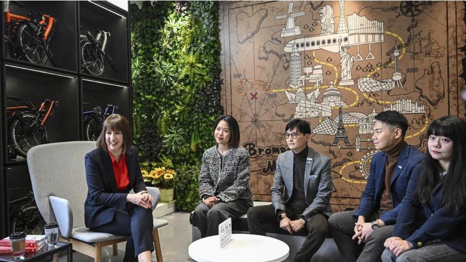 美国又坐不住了！英国反戈一击，公开叫板美国，选择和中国站一起