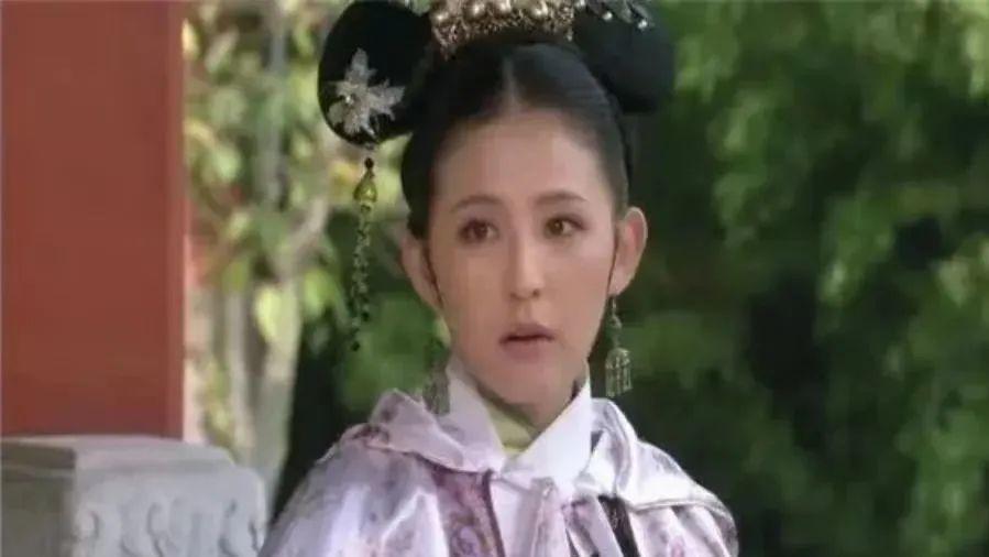 《甄嬛传》：皇上把叶澜依宠成拽妃，为何没人敢害她？有个关键人物救了她，真是细节决定一切！