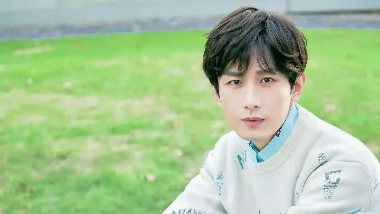 哇哦！成毅22岁便担纲主角，这段视频背后隐藏着怎样的魅力？