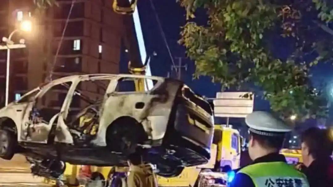 《13 秒烧空！理想 MEGA 起火，疑问谁来解？》