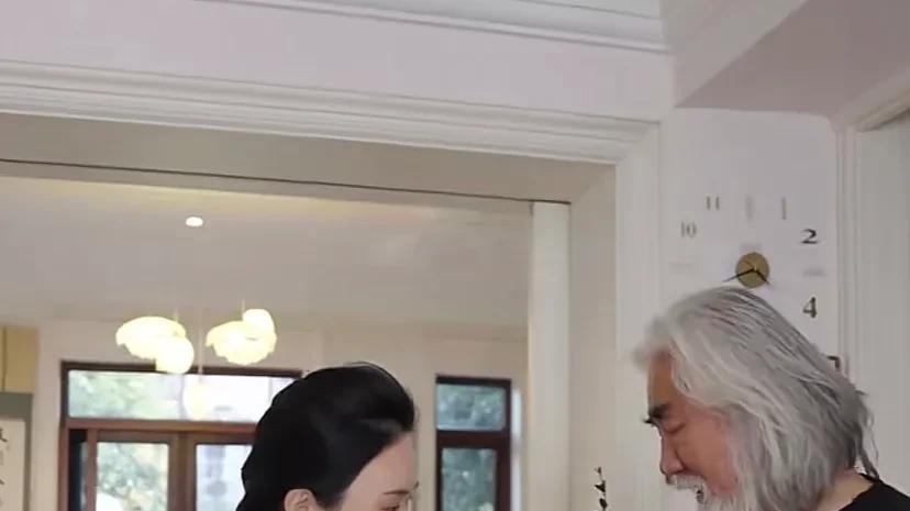 张纪中携娇妻过小年，家里孩子很多，混血小帅哥实在是太突出了