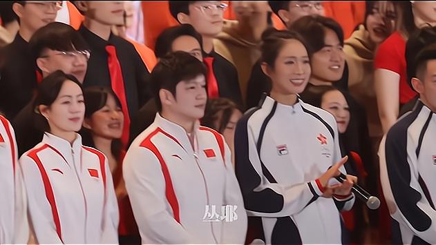 跟美女窃窃私语！樊振东同香港美女奥运冠军关系很铁，网友：般配