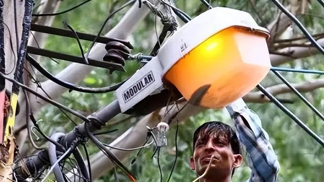 印度偷电人有多牛？电网要查就挨揍。