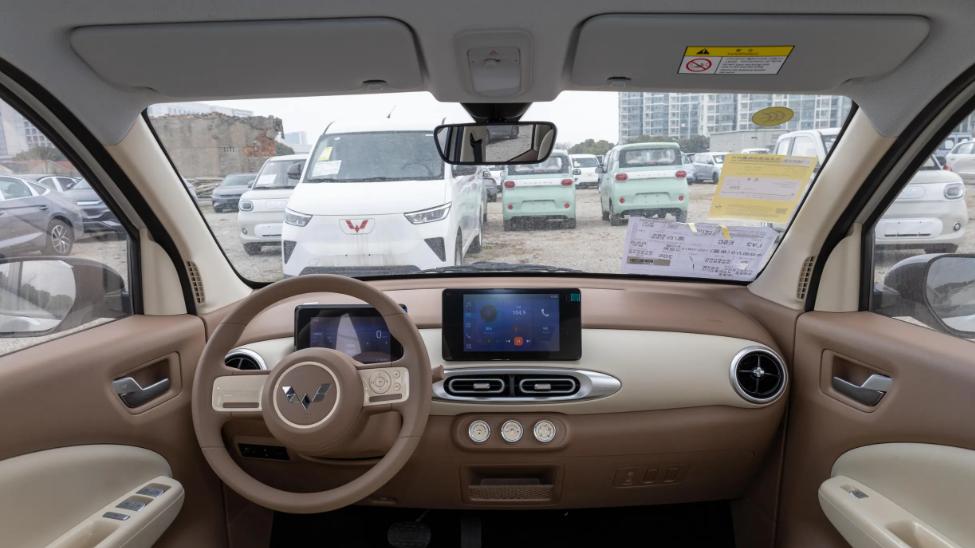 畅销的秘诀是什么？五菱宏光MINI EV四门版实用好开，城市代步正合适