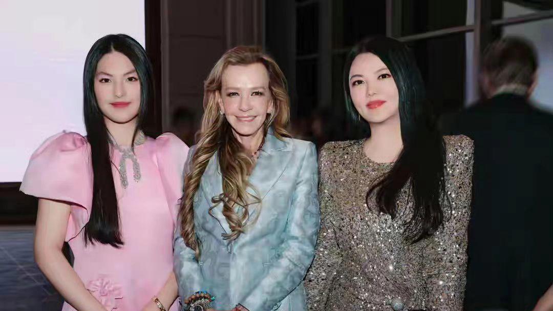 王诗龄何超琼同框合影，打扮成熟气场强，李湘的富养理念终获认可