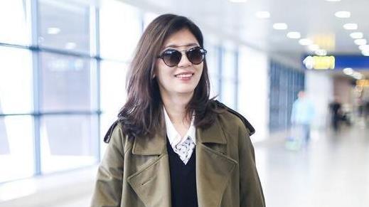 贾静雯这次又穿对了，格纹大衣+毛线帽时尚减龄，看不出是74年