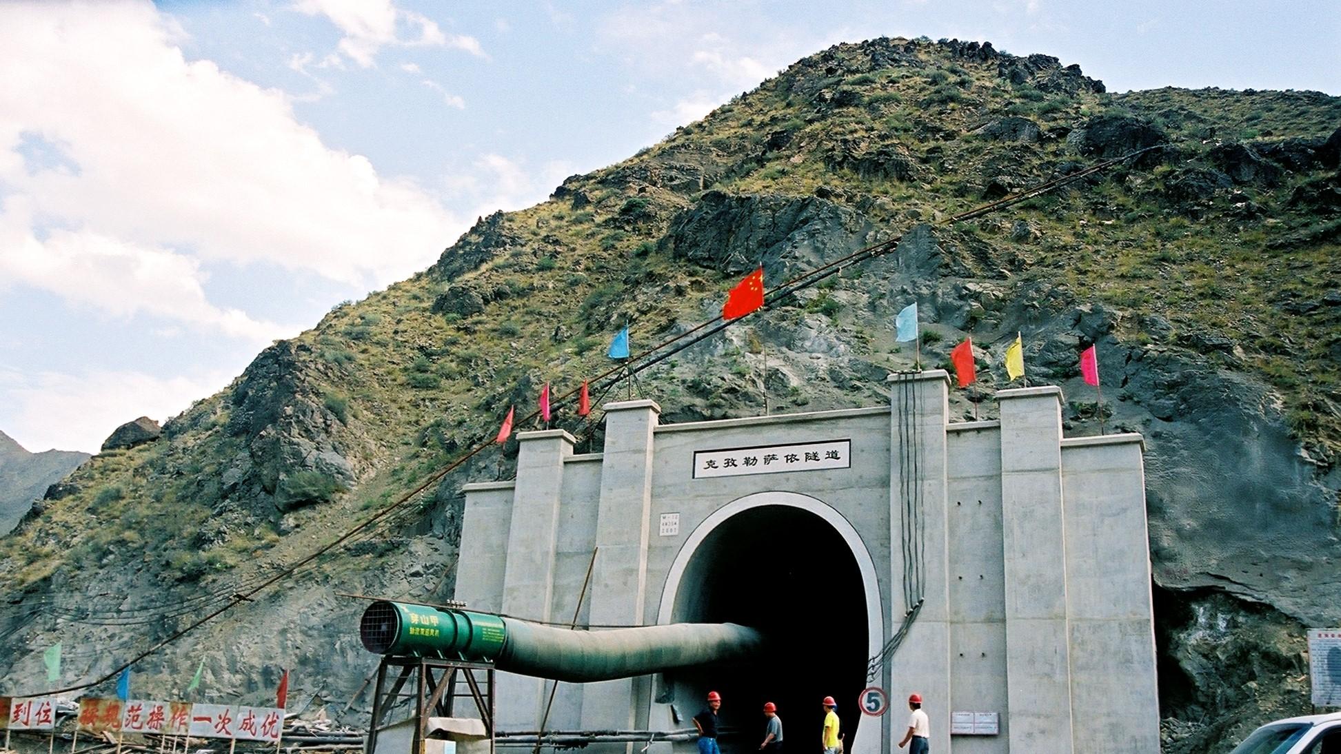 天山南北的钢铁动脉：精霍与奎北铁路的建设密码