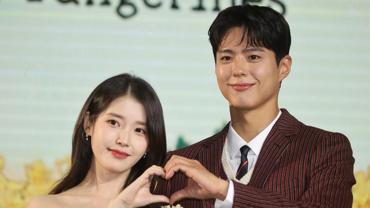 IU 李知恩亮相《苦尽甘来遇见你》发布会，闪耀全场引粉丝欢呼