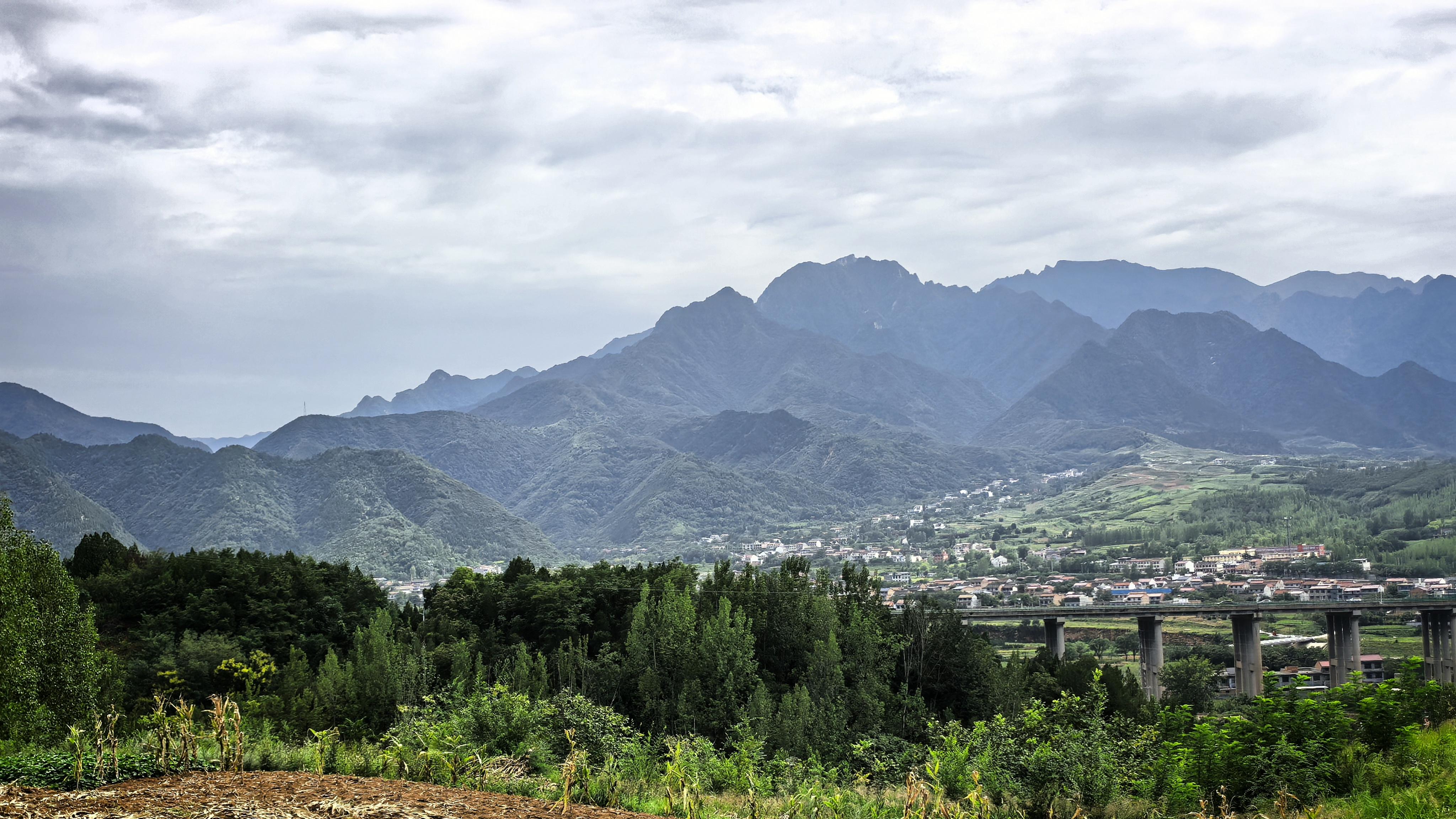 在西安最美免费露营地感叹：坡地变梯田，梯田变草原。真是神奇