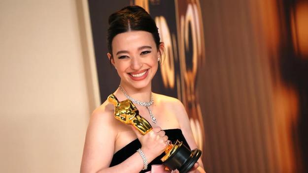62岁黛米·摩尔痛失奥斯卡影后，失落中品尝薯条安慰心情