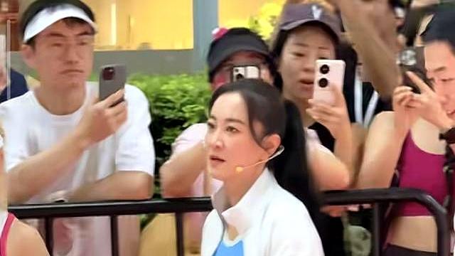 43岁贾玲这是又瘦了？回襄阳老家成阳光美少女，生图像20岁姑娘！