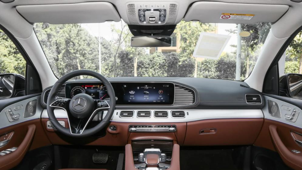 2026款奔驰GLS上市，入门车型配置提升，售价不变依旧自信