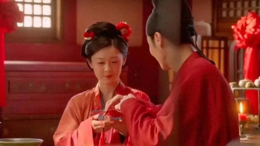 同是落魄，杨紫胡冰卿天差地别，一个皮肤白皙一个龅牙凸嘴没眼看