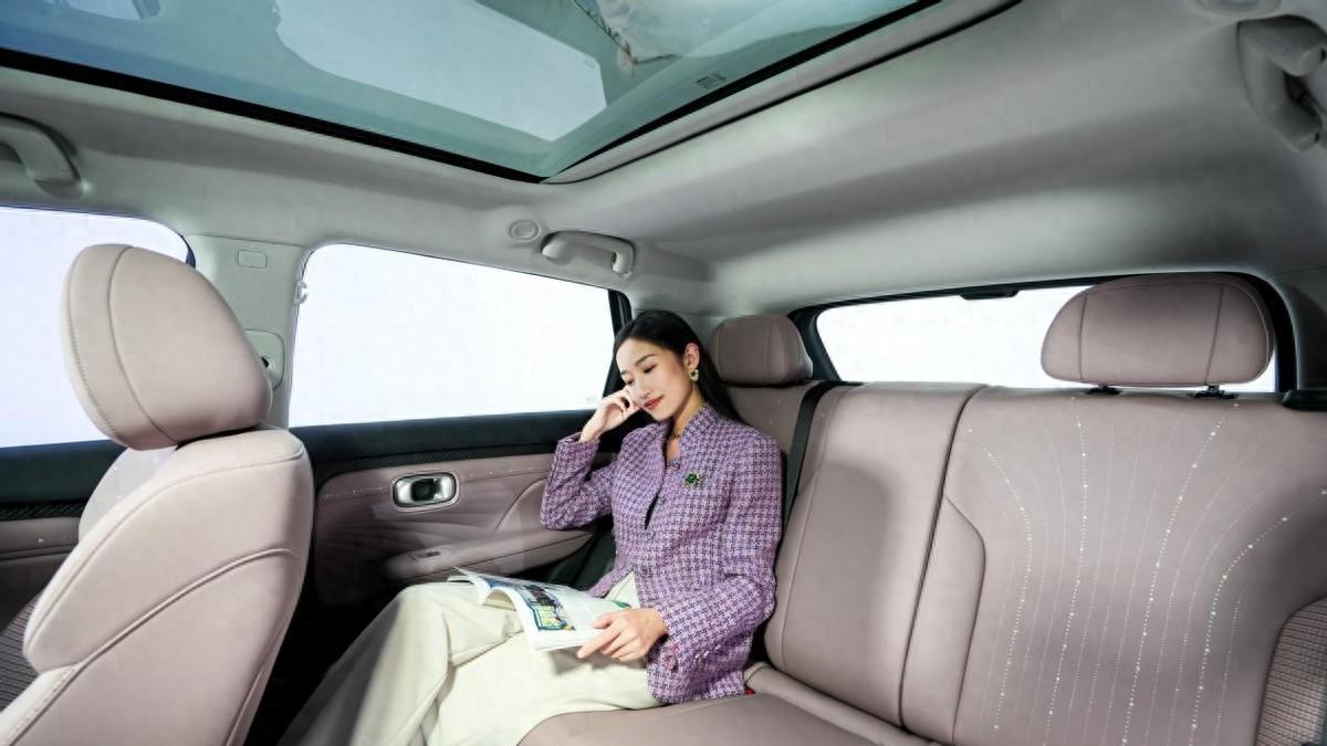 精致宝妈咋选车？埃安UT高配版8万落地