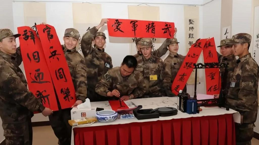 除夕，指导员带着战士兴高采烈地给军烈属贴对联，不料却受到营政委批评