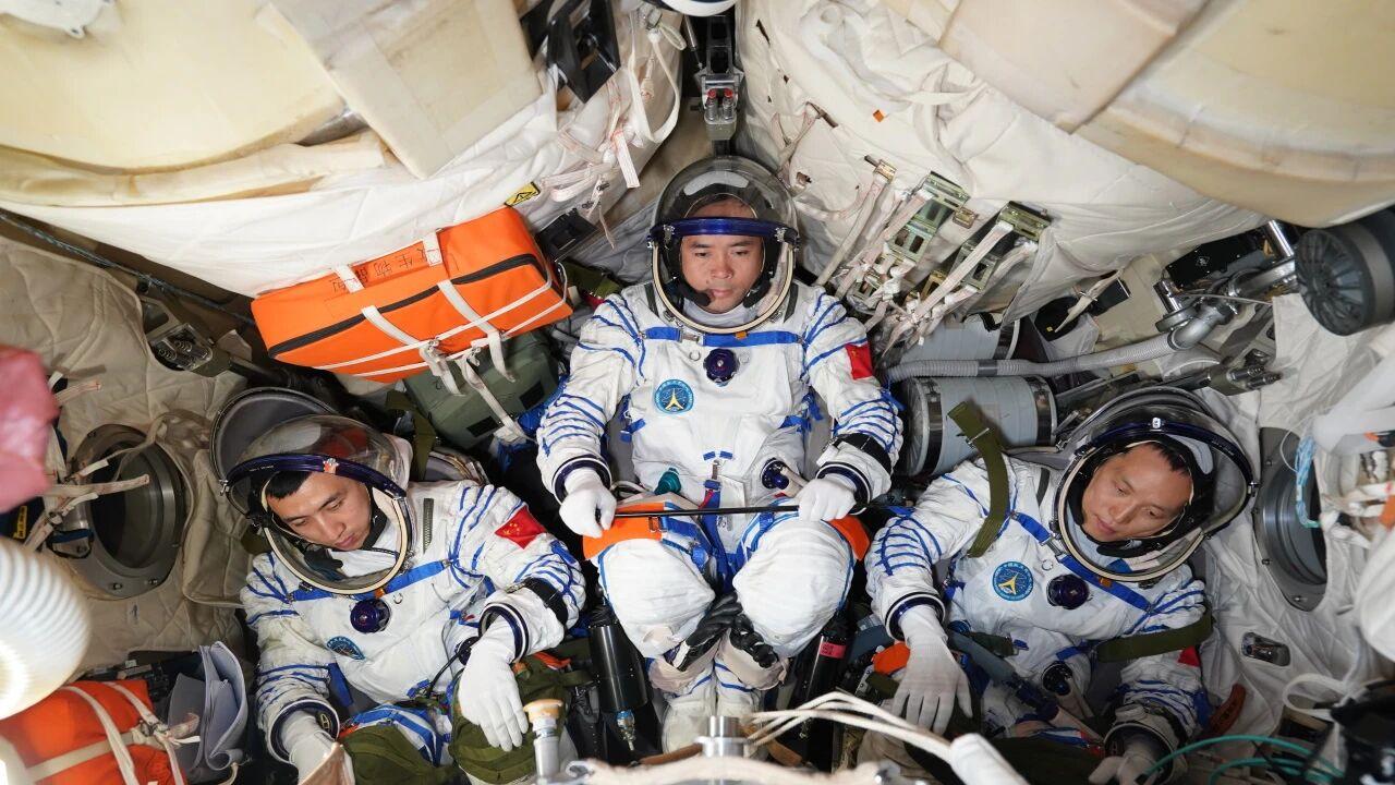 神舟二十号乘组推迟返航，确定太空碎片撞击？中国航天早有后手 疑似遭空间小碎片撞击！神舟二十二号待命