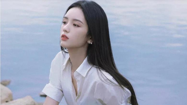 周也是如何用清纯转化妩媚的？鸡毛长裙搭配白色衬衣分外迷人！