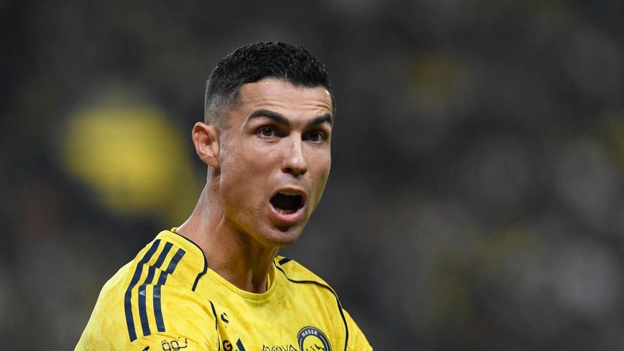 40岁C罗再添一项奖杯，连续3年夺魁惹争议，球迷：忍住别笑