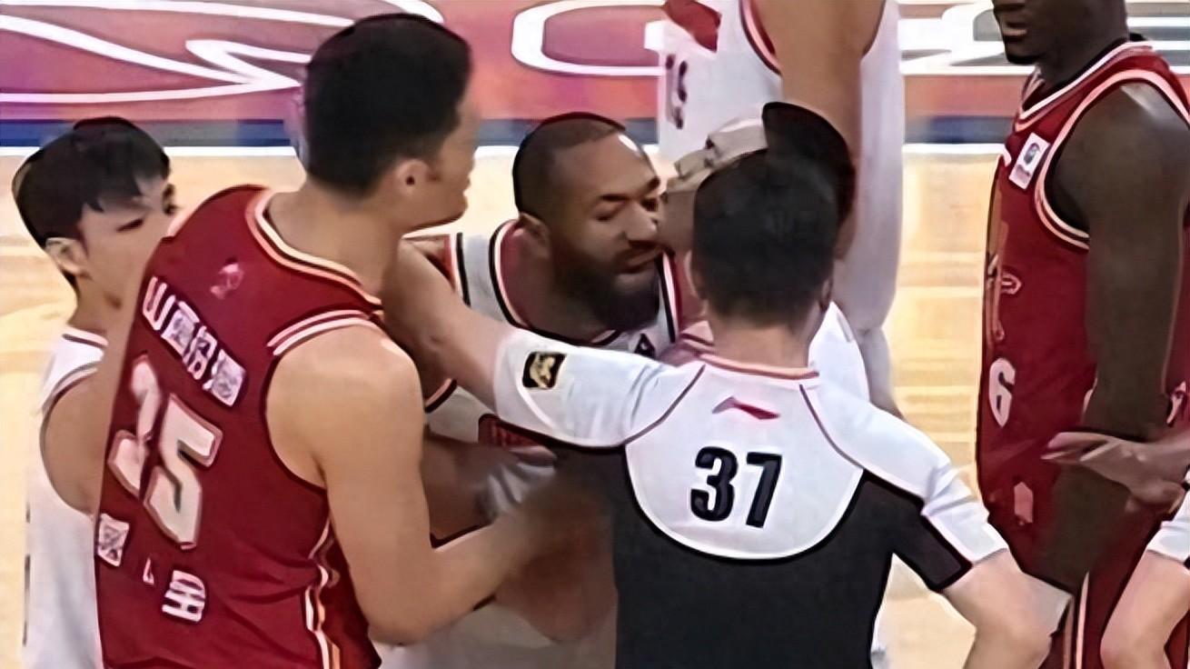 1秒2T驱逐沃特！裁判背后吹哨，老将对骂山西球迷，广东落后12分