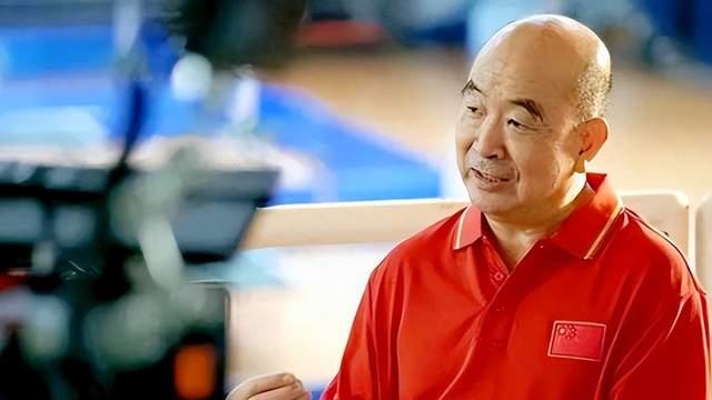 75岁梁戈亮满头皱纹，是北大医学体育教授，曾让癌症寡母活到81岁