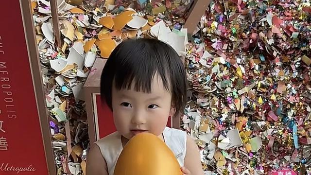 黄一鸣为女儿买豪宅，直播间哭穷变戏法，被网友调侃“揽宝高手”