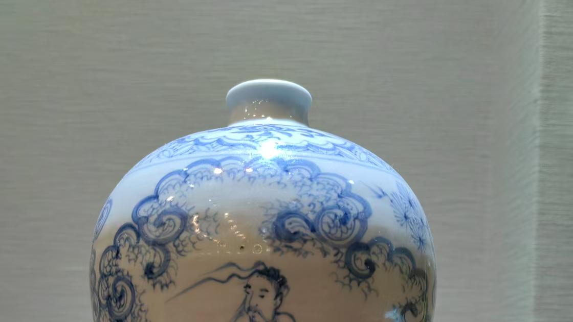 ​青花瓷器以其独特的艺术风格著称，其中“携琴访友高士图梅瓶”是这一时期的典型代表。