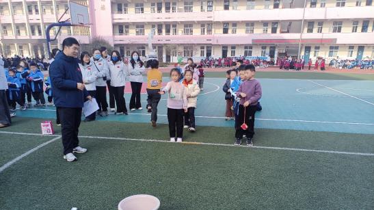 信阳市羊山五小举办2025年师生冬季长跑暨亲子趣味运动会