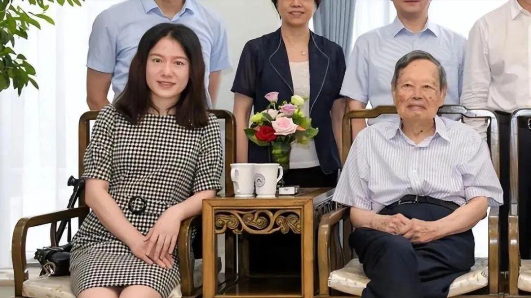 46岁娇妻穿情侣装，他毛衣配鸭舌帽精神抖擞