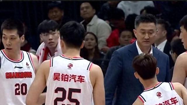 冠军梦碎边缘挣扎，胡明轩复出奇兵天降？广东男篮能否再创辉煌？