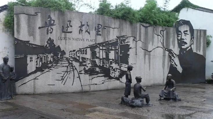 女子两次投诉“鲁迅抽烟”，身份曝光竟与尼古丁袋相关？