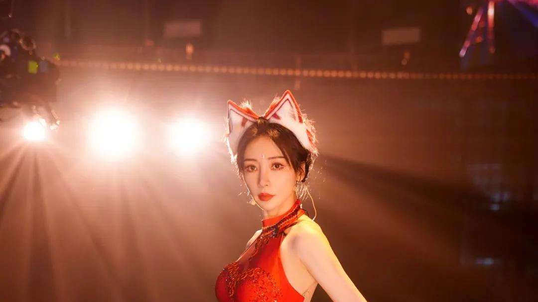 柳岩美图写真，淡雅妩媚，婀娜多姿！