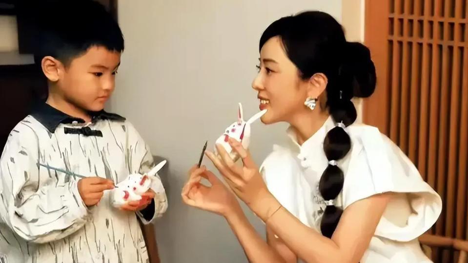 董卿接班人龙洋，凭什么取代北大才女李思思春晚C位，到底强哪了