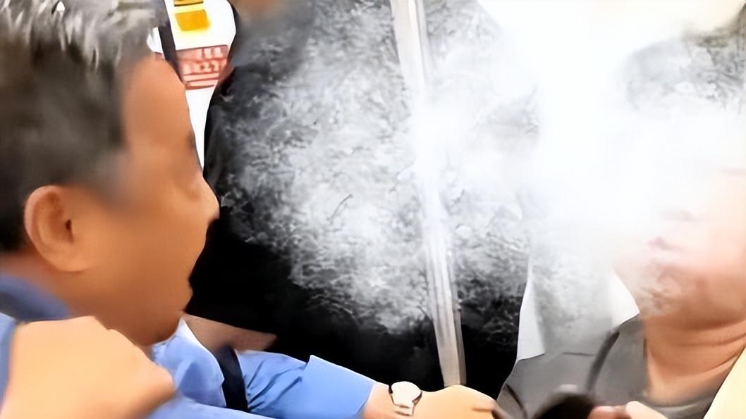 “坏人变老” 实锤？地铁老人强制让座，过万退休金被扒惹争议